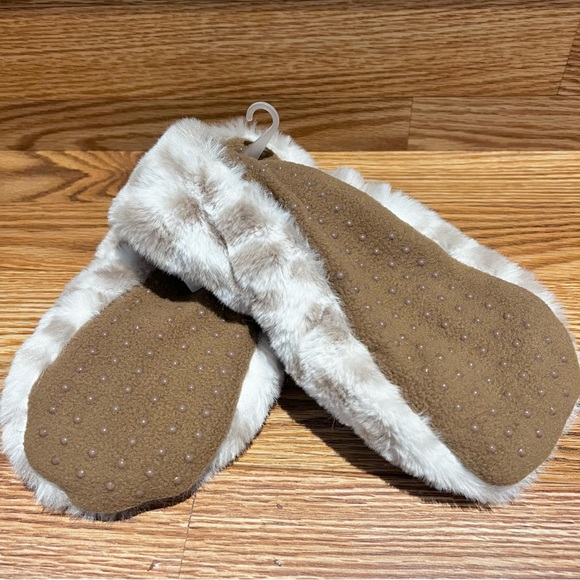Slipper Socks With Grippers S/M (5-7) White with Taupe Spots NWT - Picture 3 of 9